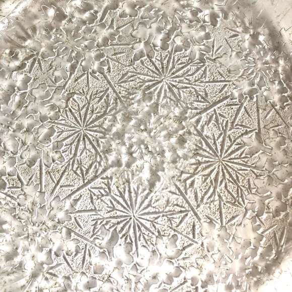 Winter Holiday Icy Snowflake Design Clear Glass Round Treat/Serving Tray Display - Picture 8 of 12
